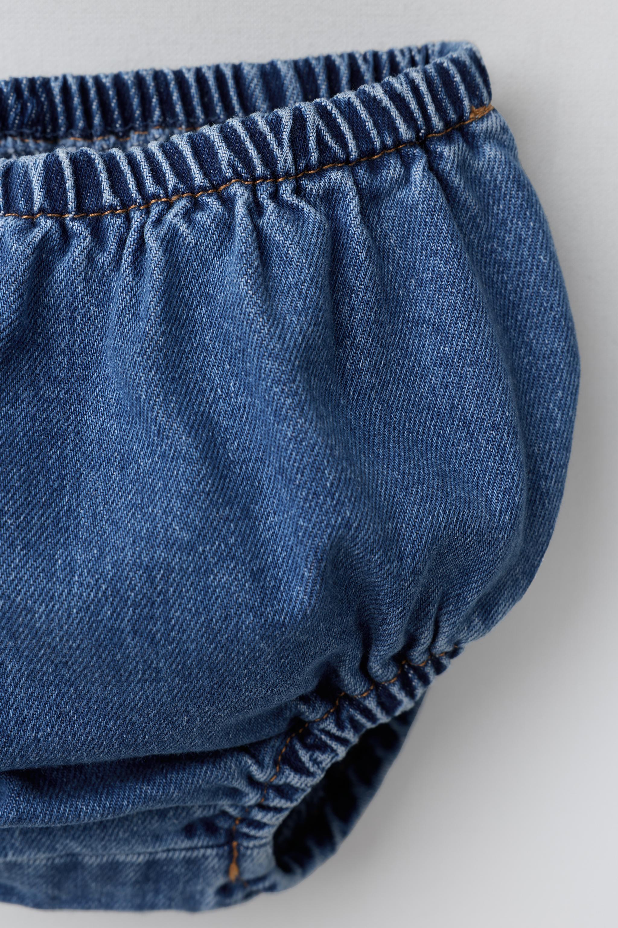 ENSEMBLE ROBE-SALOPETTE ET CULOTTE EN DENIM À VOLANTS
